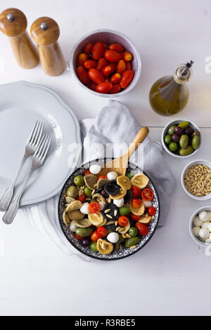 Mediterraneo orecchiette con pomodoro, olive, mozzarella Foto Stock