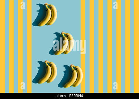 3D Rendering, banane con ciglia finte e un paio di composizione indietro Foto Stock