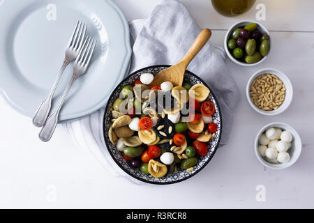 Mediterraneo orecchiette con pomodoro, olive, mozzarella Foto Stock