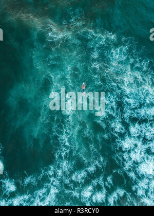 Indonesia, Bali, vista aerea del surfer Foto Stock