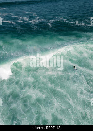 Indonesia, Bali, veduta aerea della spiaggia Balngan, surfer Foto Stock