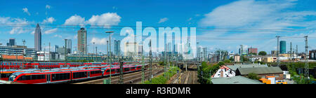 Germania, Francoforte, vista dell'azienda le vie della stazione centrale con skyline in background Foto Stock