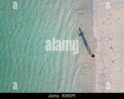 Indonesia, Bali, Melasti, vista aerea del Karma Kandara beach, donna in piedi sulla spiaggia Foto Stock