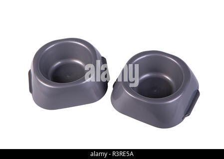 Due in plastica grigia alimenti per gatti ciotole isolato su bianco Foto Stock