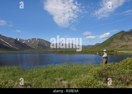 Canada, Yukon, Lapide parco territoriale. Uomo di Pesca a Mosca Report di Pesca nel lago. (MR) Foto Stock