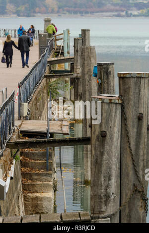 La gente che camminava sul porto banche, il lago di Annecy, Annecy, Alta Savoia, Francia Foto Stock