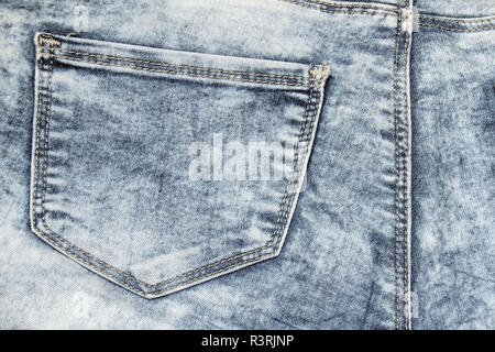 Lavate con acido jeans con una tasca texture di denim Foto Stock