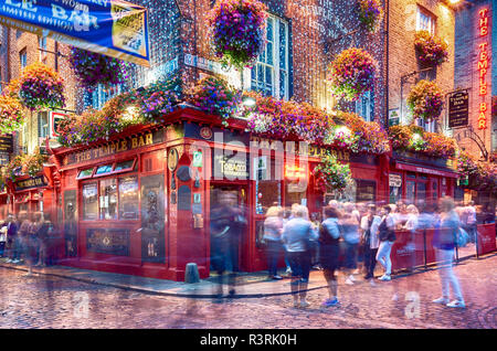 Dublino, Irlanda - 05 Luglio 2018: folla di gente al Temple Bar, un pub tradizionale nel Temple Bar, il quartiere del divertimento Foto Stock