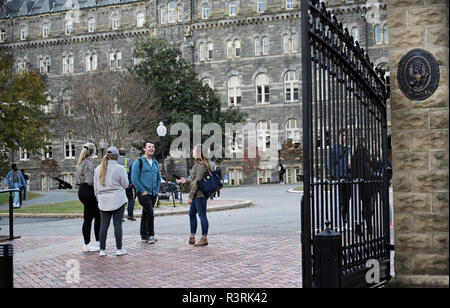 Gli studenti universitari a parlare sul campus della Georgetown University Foto Stock