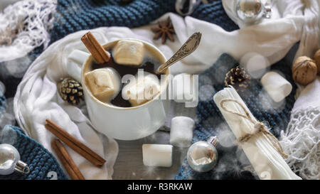 Una tazza di caffè e marshmallow nel nuovo anno il Natale Impostazione tabella Foto Stock