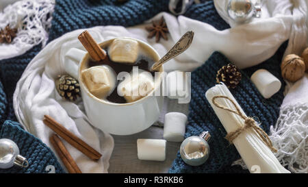 Una tazza di caffè e marshmallow nel nuovo anno il Natale Impostazione tabella Foto Stock