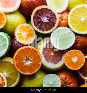 Mix di diversi agrumi closeup. Dieta sana vitamina concetto. Fotografia di cibo Foto Stock