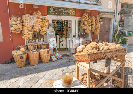 Negozio di spugna, la città vecchia di Corfù, Grecia Foto Stock