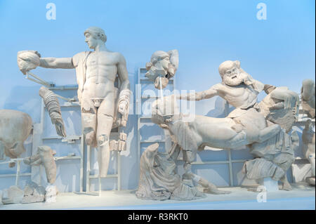 Sculture dal Tempio di Zeus, Olympia Museum, Olympia, Grecia Foto Stock