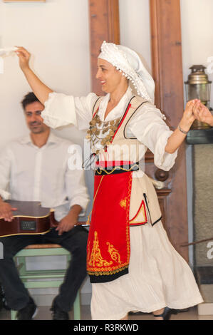 Greco tradizionale ballerino, Tourist Club, Olympia, Grecia Foto Stock