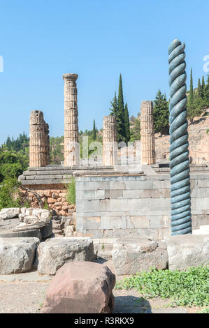 Tempio di Apollo e treppiede della Plataeans, Delphi, Grecia Foto Stock