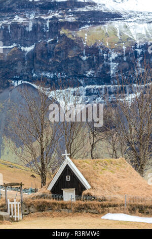 Sod chiesa all antica cascina a Nupsstudur nel sud dell'Islanda Foto Stock