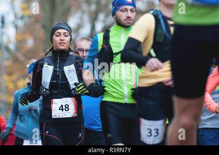 Repubblica ceca, Pilsen, Novembre 2018: Hannah Pilsen Krkavec Trail. I corridori poco dopo la partenza della maratona. Foto Stock