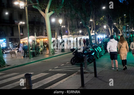 La Rambla street a Barcellona durante la notte Foto Stock