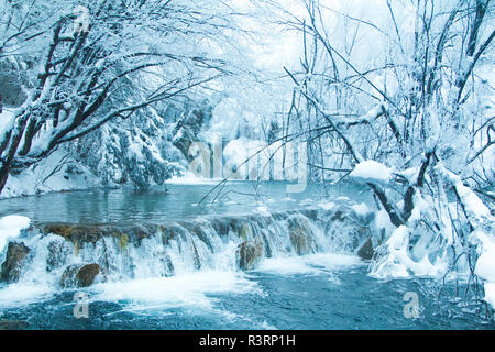 Croazia, Plitvice, paesaggio invernale, cascate gelate e laghi nel famoso parco naturale di Plitvicka jezera Foto Stock