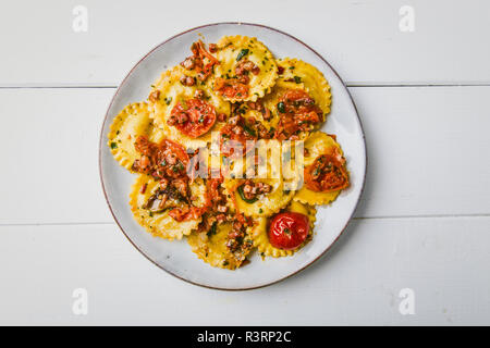 Pasta con pomodori freschi e la pancetta riempito con mozzarella Foto Stock
