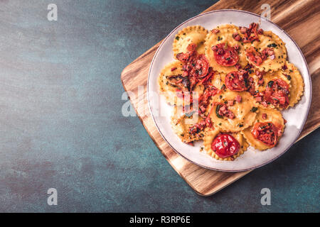Pasta con pomodori freschi e la pancetta riempito con mozzarella Foto Stock