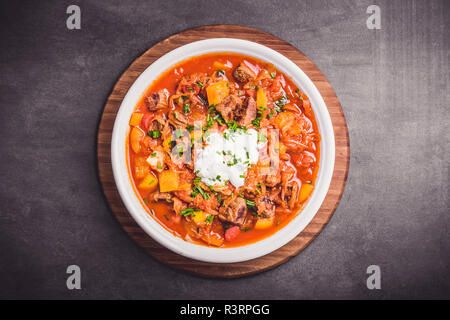 Spezzatino di manzo con peperoni e crauti gulasch di arte Foto Stock