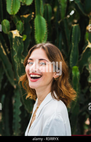 Ritratto di una giovane donna di fronte di cactus Foto Stock