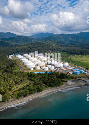Indonesia, Bali, veduta aerea della raffineria di petrolio Foto Stock
