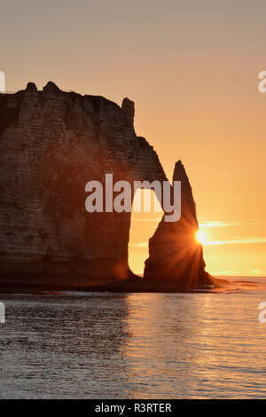 Francia, Normandia, Cote d'alabastro, rock costa di Etretat dal tramonto Foto Stock