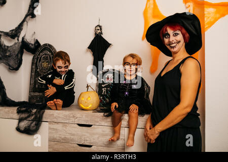 Foto di gruppo della madre e i suoi due figli di Halloween Foto Stock