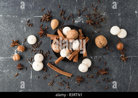 Spezie, frutta a guscio e semi di anice biscotto sulla terra grigio Foto Stock