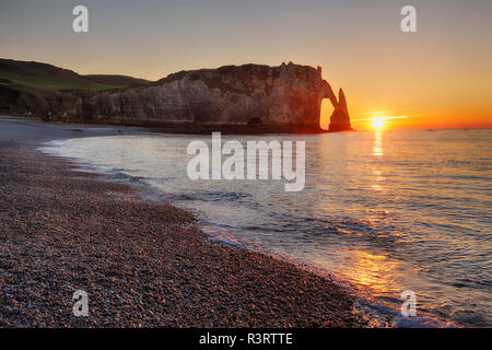 Francia, Normandia, Cote d'alabastro, rock costa di Etretat dal tramonto Foto Stock