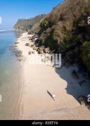 Indonesia, Bali, vista aerea del Karma Kandara beach, uomo a camminare sulla spiaggia Foto Stock