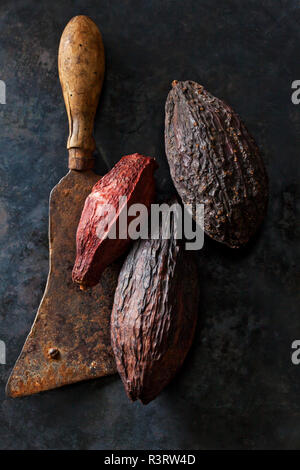 Frutto di cacao su un vecchio cleaver Foto Stock