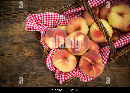 Ciambella le pesche in wiccurbasket Foto Stock