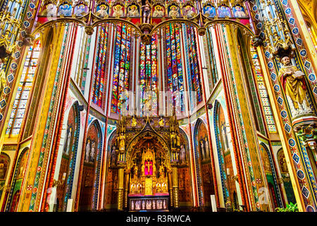 Cristo crocifisso il vetro macchiato De Krijtberg Chiesa. Amsterdam, Olanda, Paesi Bassi. Chiesa cattolica romana costruita nel 1883. Foto Stock