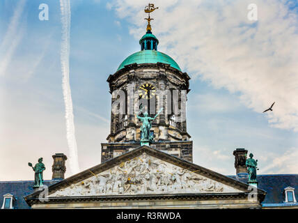 Royal Palace Municipio Olanda, Amsterdam, Paesi Bassi. Aperto come un municipio nel 1655. La nave Banderuola è un simbolo di Amsterdam. Foto Stock