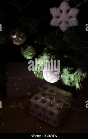 Bianco Natale pallina sospesi ad albero di Natale Foto Stock