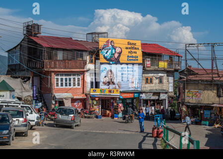 Una scena di strada con una casa di spicco nel mercato Kasumpti in Shimla, Himachal Pradesh, India Foto Stock