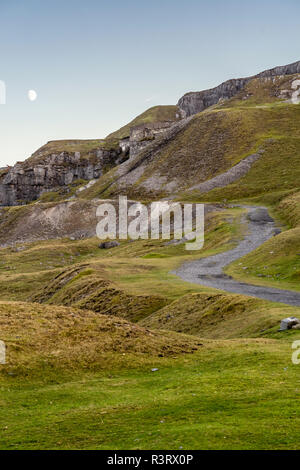 Luna crescente oltre gli abbandonati Black Mountain cava o noto anche come Herbert's Cava nel Parco Nazionale di Brecon Beacons, Carmarthenshire, Wales, Regno Unito Foto Stock