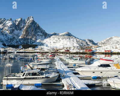 Ballstad Harbour, isola Vestvagoy. Le isole Lofoten in Norvegia settentrionale durante l'inverno. La Scandinavia, Norvegia Foto Stock