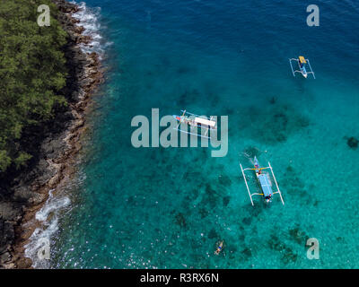 Indonesia, Bali, vista aerea di Blue Lagoon Beach, banca barche Foto Stock