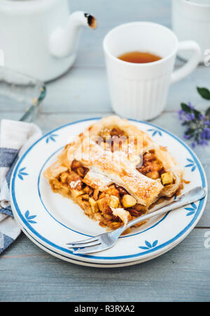 Pezzo di fatti in casa crostata di mele sulla piastra Foto Stock