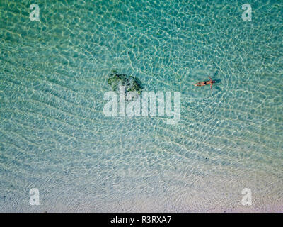 Indonesia, Bali, Melasti, vista aerea del Karma Kandara beach, uomo nuoto Foto Stock