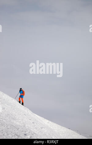 Sciatore prima in discesa sulla neve freeride pendenza e cucire a sopraggitto storm sky. Montagne del Caucaso in inverno, Georgia, regione Gudauri. Foto Stock