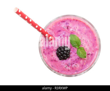 Blackberry yogurt o frullati con foglie di menta isolati su sfondo bianco. Vista dall'alto. Mangiare sano Foto Stock