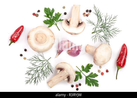 Funghi con foglie di prezzemolo aglio e pepe in grani isolati su sfondo bianco. vista superiore Foto Stock