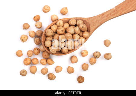 Secchi organici grezzi ceci in un cucchiaio di legno isolato su sfondo bianco. Vista superiore Foto Stock