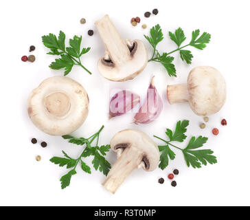 Funghi con foglie di prezzemolo aglio e pepe in grani isolati su sfondo bianco. vista superiore Foto Stock